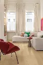 Dingle_Oak_13340_rechte_stroken_sfeerfoto_in_woonkamer_1095x1640.webp