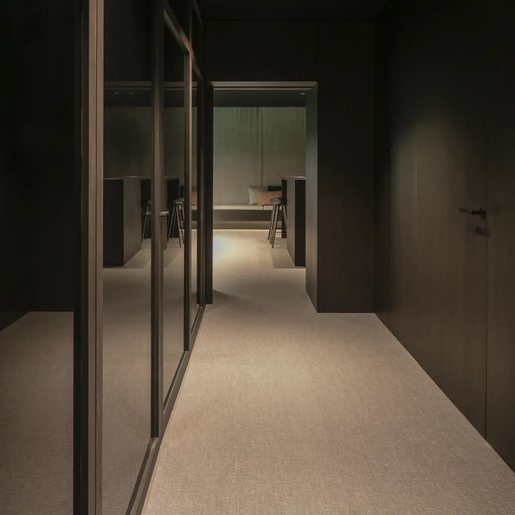 2tec2_man-cave-private-home_Juno_workspace_Belgium_03.webp
