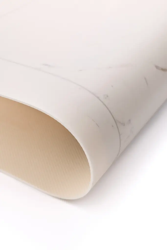 Wykladzina elastyczna IVC Ultimate Surface Portoro T08 - zdjecie zawinietej wykladziny.webp