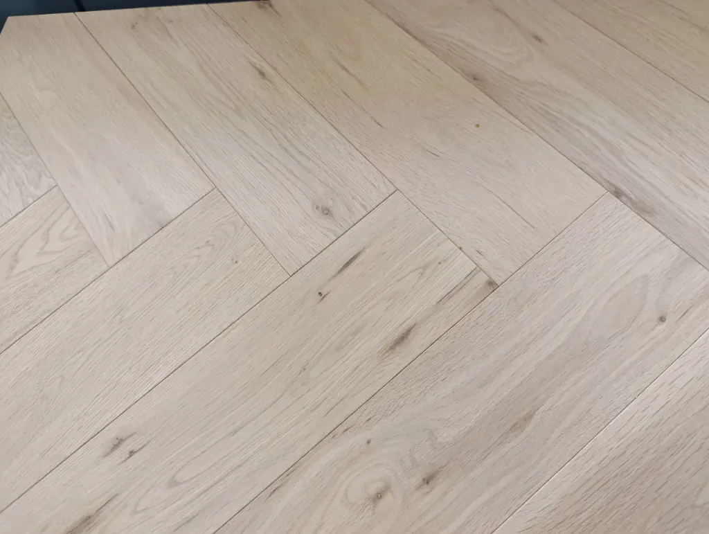 PrimoFloor Pinot Blanc, Eiken visgraatparket, olie wit geborsteld, rustieke selectie, OP=OP