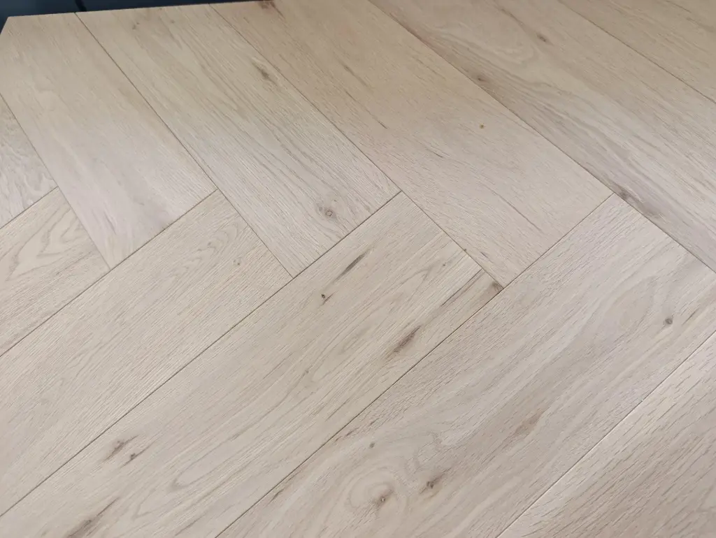 PrimoFloor Pinot Blanc, Eiken visgraatparket, olie wit geborsteld, rustieke selectie LOT 25.90m²