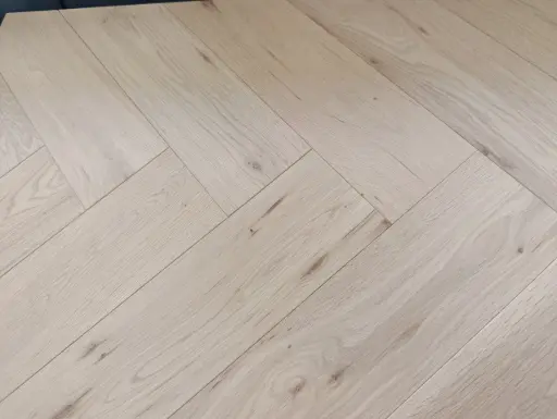 [PRIM00321] PrimoFloor Pinot Blanc, Eiken visgraatparket, olie wit geborsteld, rustieke selectie, OP=OP